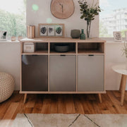 Aparador gris Sonoma de tres compartimentos con patas elevadas 120 x 40 x 88 h cm