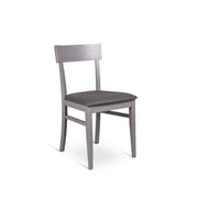 Silla en madera lacada en gris oscuro con asiento en símil piel 44x45xh. 82 cm