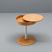 Mesa de centro de roble con tapa de madera y base de metal