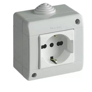 Toma bypass schuko con caja IP40.