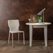 Silla en polipiel blanca