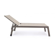 Tumbona alta de aluminio con ruedas Hilde café