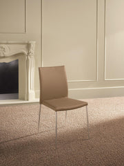 Silla en polipiel marrón 41,5x44x85h cm