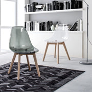 Silla Easy de diseño en policarbonato ahumado con pies de madera