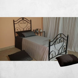 Cama individual Ginestra de hierro forjado negro dorado.