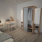 Armario de roble con puertas y perchero para cabina o dormitorio