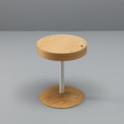 Mesa de centro de roble con tapa de madera y base de metal