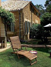 Sillón reclinable de estilo clásico con reposabrazos de madera.