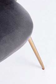 Silla de terciopelo gris con patas doradas