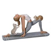 Estatua de mujer en resina con gatos grises cm22x6,5h11,5