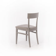 Silla en madera lacada en gris claro con asiento en símil piel 44x45xh. 82 cm