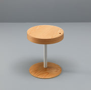 Mesa de centro de roble con tapa de madera y base de metal