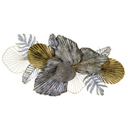 Estructura de metal con hojas verdes.